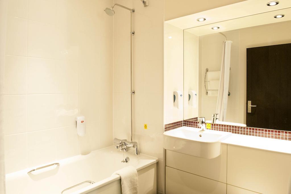 Premier Inn Bath City Centre Стая снимка